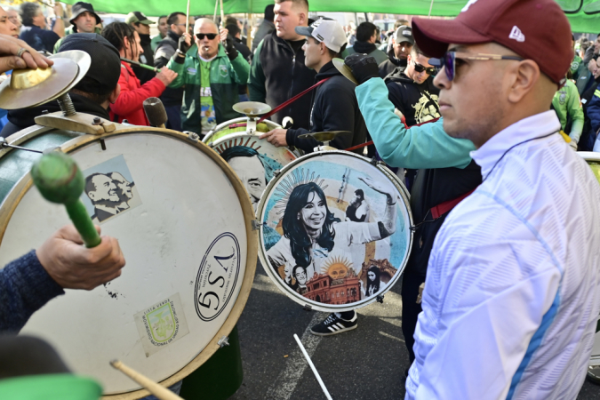 Pessoas participam de um protesto nesta quarta-feira (18), na Praça de Maio, em Buenos Aires
