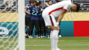 Jogadores da Inter de Milão comemoram o gol da virada por 2 a 1 durante a partida contra o Urawa Red Diamonds