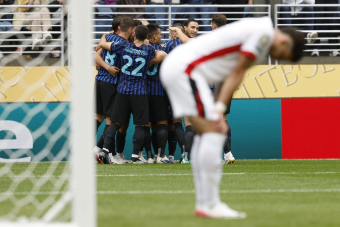 Jogadores da Inter de Milão comemoram o gol da virada por 2 a 1 durante a partida contra o Urawa Red Diamonds