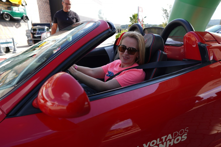 Renata Rode, colunista da Jovem Pan, dirige Ferrari no Complexo Dream Car
