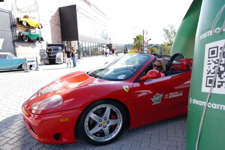 Renata Rode, colunista da Jovem Pan, dirige Ferrari no Complexo Dream Car