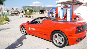 Renata Rode, colunista da Jovem Pan, dirige Ferrari no Complexo Dream Car