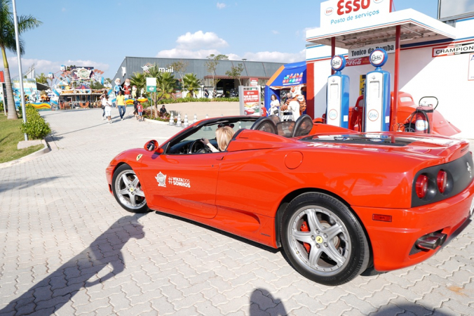 Renata Rode, colunista da Jovem Pan, dirige Ferrari no Complexo Dream Car