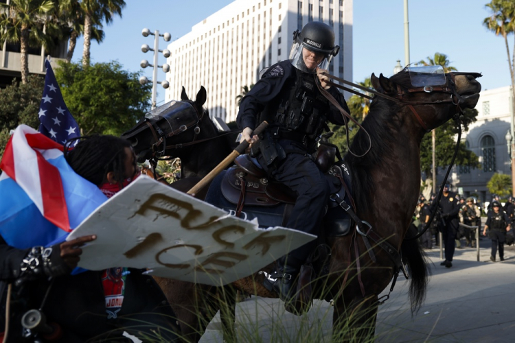 Trump defende mobilização militar em Los Angeles, e governo da Califórnia prepara batalha legal