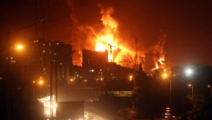 Fogo e fumaça sobem de um depósito de petróleo em Teerã, capital do Irã