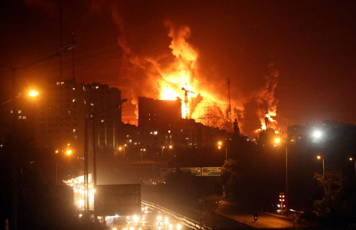 Fogo e fumaça sobem de um depósito de petróleo em Teerã, capital do Irã
