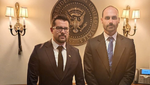 O jornalista Paulo Figueiredo ao lado de Eduardo Bolsonaro na Casa Branca