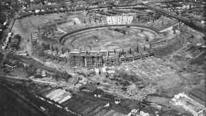 O estádio do Maracanã em obras antes de sua inauguração em 16 de junho de 1950