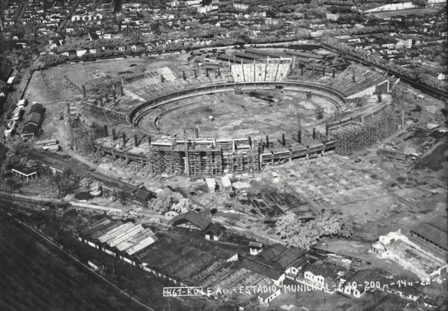O estádio do Maracanã em obras antes de sua inauguração em 16 de junho de 1950