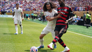 Gerson (dir.), do Flamengo, e Marc Cucurella (esq.), do Chelsea, durante partida entre CR Flamengo e Chelsea FC pela Copa do Mundo de Clubes da FIFA 2025, em Filadélfia