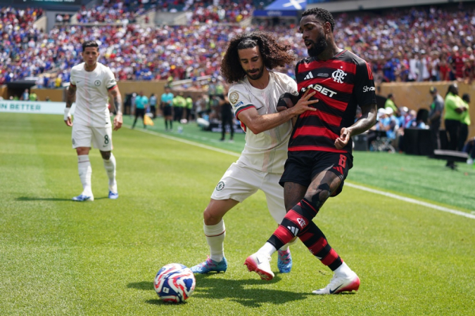 Gerson (dir.), do Flamengo, e Marc Cucurella (esq.), do Chelsea, durante partida entre CR Flamengo e Chelsea FC pela Copa do Mundo de Clubes da FIFA 2025, em Filadélfia