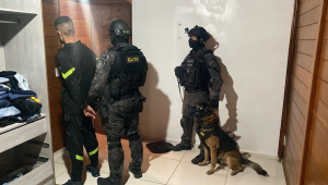 Agentes do Gate algemam o suspeito após ele se entregar