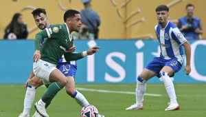 Vitor Roque (9), do Palmeiras, em lance contra jogador do Porto, durante partida válida pela primeira rodada do Mundial de clubes