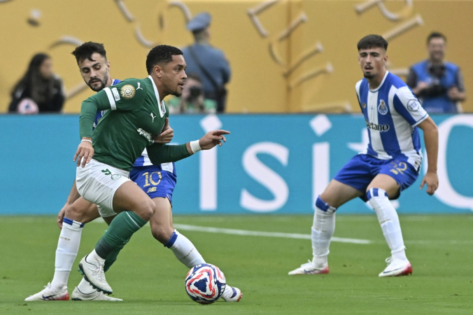 Vitor Roque (9), do Palmeiras, em lance contra jogador do Porto, durante partida válida pela primeira rodada do Mundial de clubes