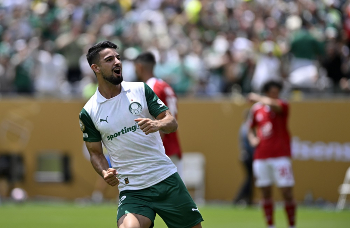 Flaco López celebra após marcar o segundo gol do Palmeiras sobre o Al Ahly na segunda rodada do Mundial
