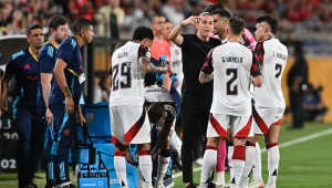 O técnico Filipe Luis, do Flamengo, conversa com jogadores durante partida contra o Los Angeles