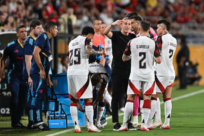 Filipe Luís analisa confronto contra o Bayern: ‘Tudo pode acontecer’ 15 O técnico Filipe Luis, do Flamengo, conversa com jogadores durante partida contra o Los Angeles