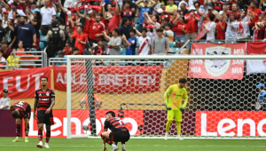 Jogadores do Flamengo lamentam o quarto gol marcado pelo Bayern de Munique