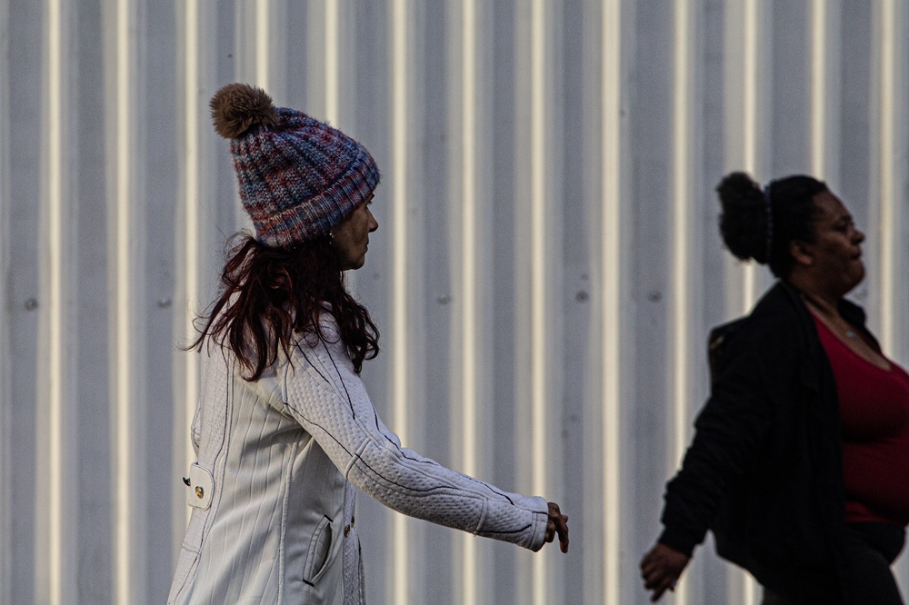 Pedestres se protegem do frio na região central da cidade de São Paulo