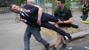 estátua de macron roubada