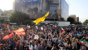 Iranianos participam de uma manifestação contra os Estados Unidos e Israel em Teerã
