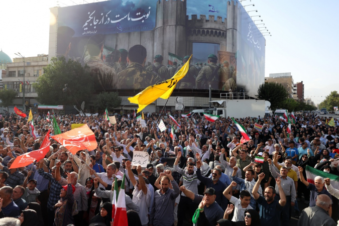 Iranianos participam de uma manifestação contra os Estados Unidos e Israel em Teerã