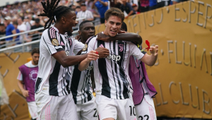 Kenan Yildiz (2º à dir.), da Juventus, comemora com os companheiros após marcar o terceiro gol da equipe na vitória por 4 a 1 sobre o Wydad Casablanca
