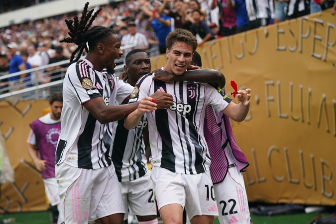 Kenan Yildiz (2º à dir.), da Juventus, comemora com os companheiros após marcar o terceiro gol da equipe na vitória por 4 a 1 sobre o Wydad Casablanca