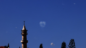 Fumaça no céu enquanto o sistema de defesa antiaérea Domo de Ferro, de Israel, intercepta mísseis lançados pelo Irã