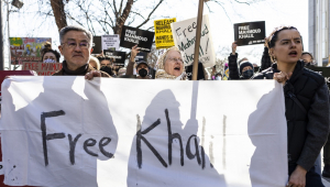 Grupo de pessoas durante uma manifestação em apoio a Mahmoud Khalil