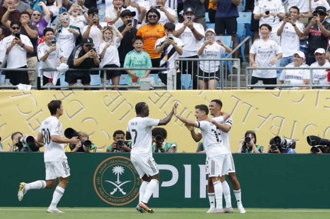 Arda Güler, do Real Madrid (2º da dir. para esq.), comemora com os companheiros após marcar o segundo gol da equipe na vitória por 3 a 1 sobre o Pachuca
