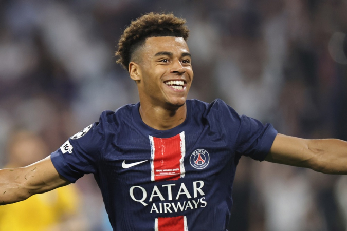 Désiré Doué, do PSG, comemora após marcar o terceiro gol na final da Liga dos Campeões da UEFA entre Paris Saint-Germain e Internazionale de Milão