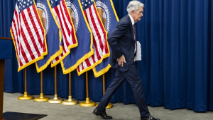 O presidente do Federal Reserve, Jerome Powell, deixa a entrevista coletiva após o anúncio da decisão do Fed de manter as taxas de juros inalteradas