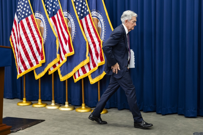 O presidente do Federal Reserve, Jerome Powell, deixa a entrevista coletiva após o anúncio da decisão do Fed de manter as taxas de juros inalteradas