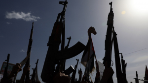 Apoiadores houthis exibem suas armas durante um protesto contra os Estados Unidos e Israel em Sanaá, Iêmen
