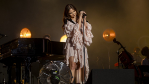 A cantora islandesa Laufey se apresenta na edição 2025 do Popload Festival, que acontece na área externa do Auditório Ibirapuera