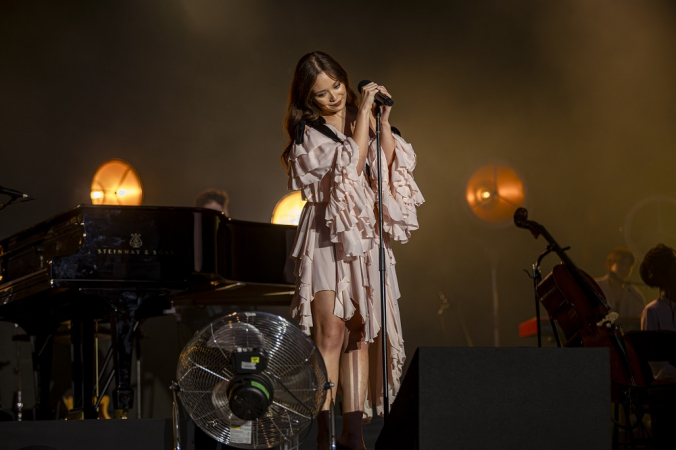 A cantora islandesa Laufey se apresenta na edição 2025 do Popload Festival, que acontece na área externa do Auditório Ibirapuera