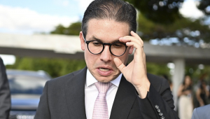 Hugo Motta ajeita seus óculos