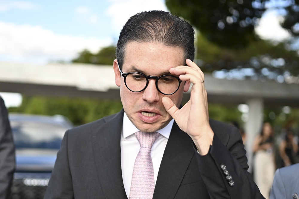 Hugo Motta ajeita seus óculos
