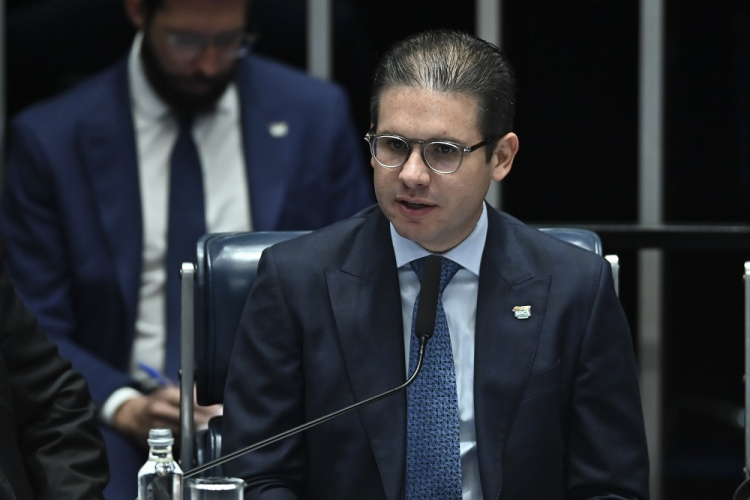 Hugo Motta anuncia que plenário decidirá sobre perda de mandato de Carla Zambelli