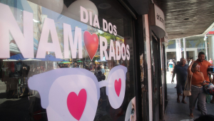 Dia dos namorados movimenta o comércio.