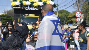 Fiel usa bandeira de Israel nas costas durante a Marcha para Jesus em São Paulo