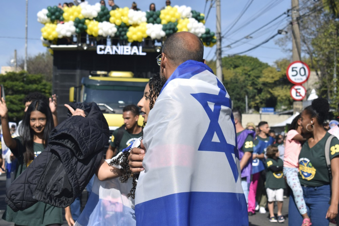 Fiel usa bandeira de Israel nas costas durante a Marcha para Jesus em São Paulo
