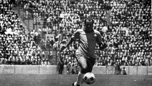 Gérson, meio-campista da Seleção Brasileira, durante a partida de estréia do Brasil na Copa do Mundo de 70 contra a Tchecoslováquia