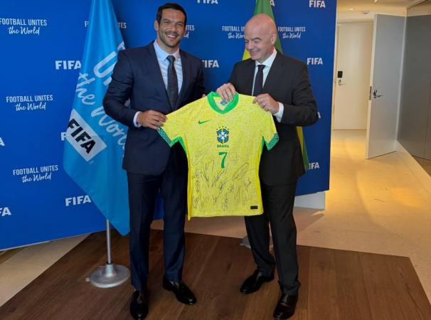 Brasil pede à Fifa para sediar o Mundial de Clubes de 2029 5 Samir Xaud, presidente da CBF, presenteia Gianni Infantino, presidente da Fifa,. com camisa da seleção brasileira durante encontro nos EUA