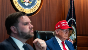 Donald Trump ao lado de seu vice, JD Vance, na sala de situação da Casa Branca