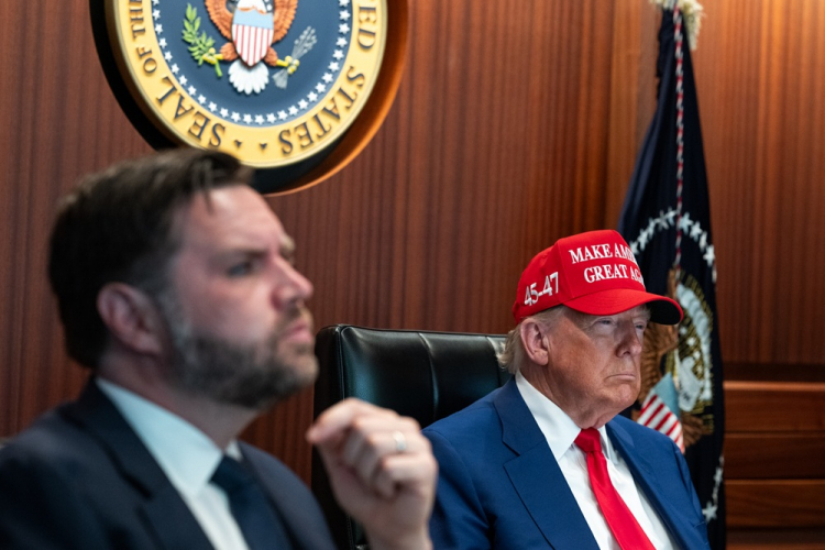 Donald Trump ao lado de seu vice, JD Vance, na sala de situação da Casa Branca