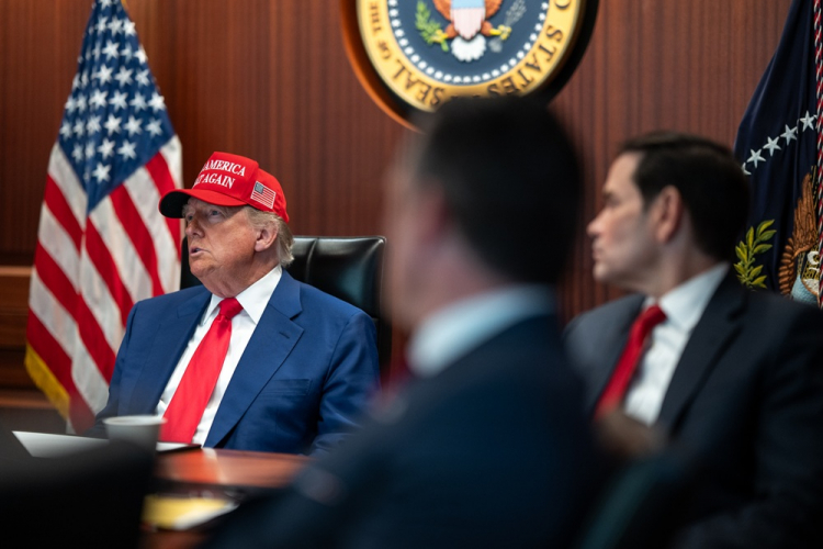 Donald Trump na sala de situação, um centro de comando e monitoramento de crises que funciona 24 horas localizada no subsolo da ala oeste da Casa Branca