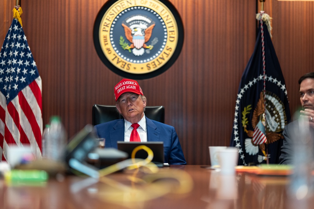 Com seu tradicional boné MAGA, o presidente Donald Trump acompanha ataque ao Irã da sala de situação da Casa Branca