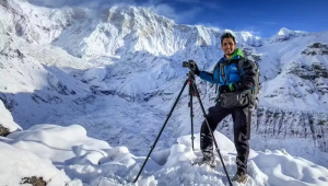 Edson Vandeira com equipamento de fotografia em montana nos Andes